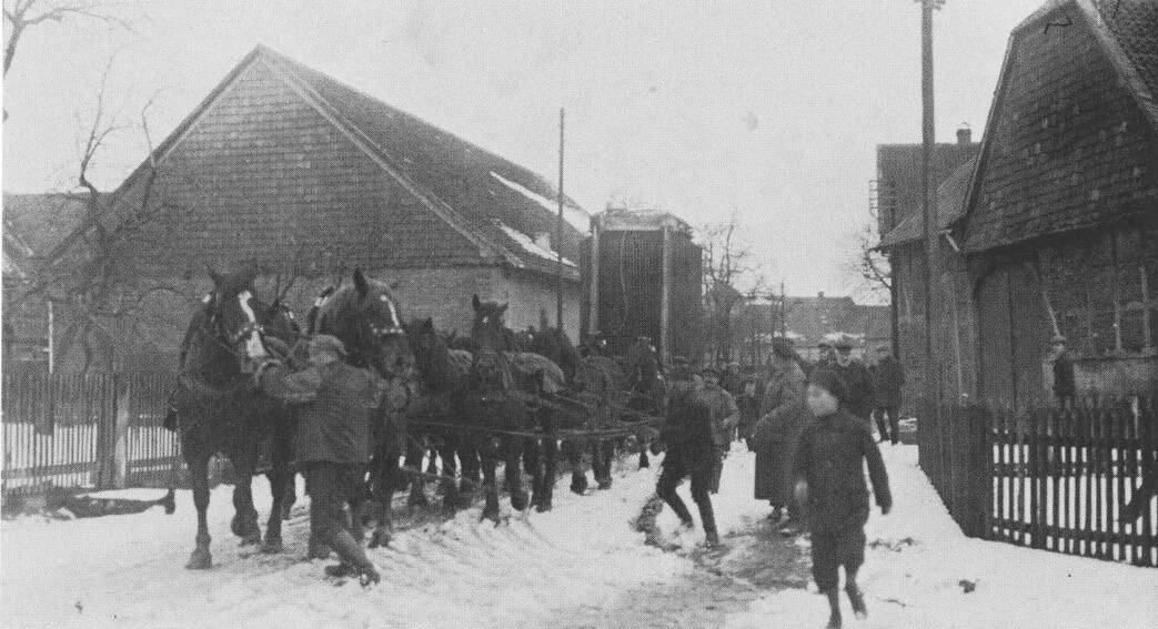 Attraktion in Mascherode: Ein Pferdefuhrwerk zieht einen Transformator durch den Ort, März 1925. Foto: Archiv Habekost