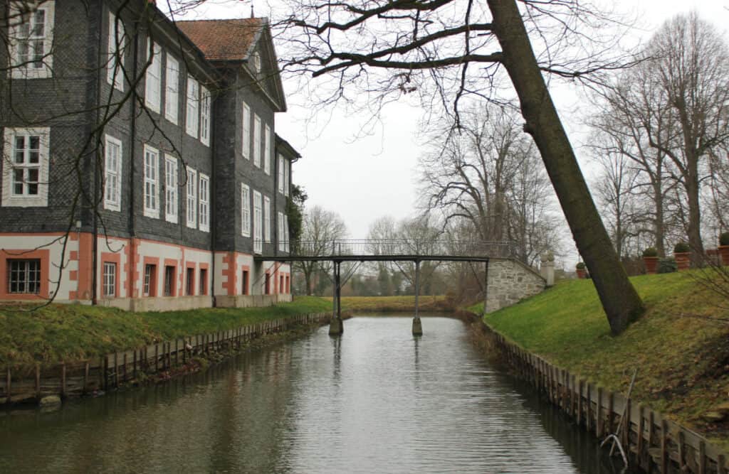Über eine filigrane Eisen­brücke direkt in den Park