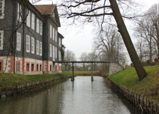 Eine filigraner Eisentreppe führt vom Herrenhaus Essenrode in den Park. Foto: Katja John
