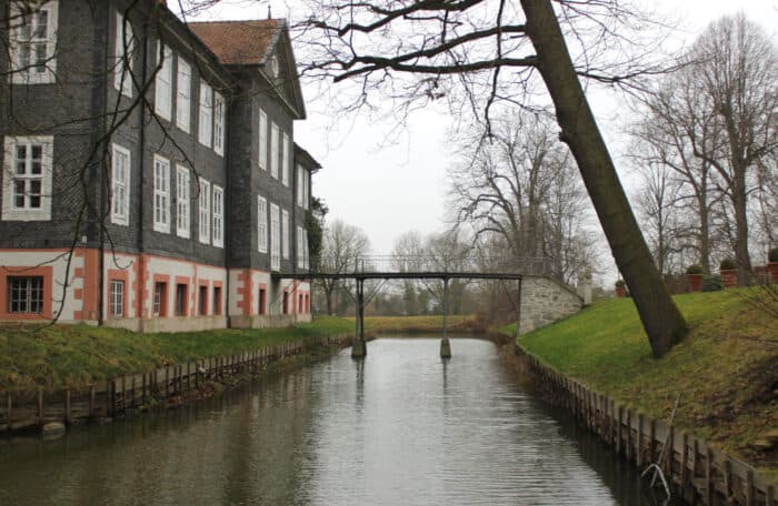Eine filigraner Eisentreppe führt vom Herrenhaus Essenrode in den Park. Foto: Katja John