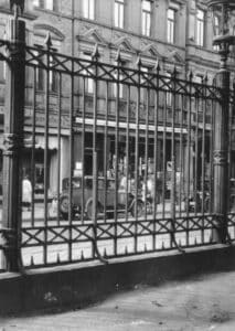 Braunschweig, Schlossplatz mit Stakettzaun am Bohlweg. Das erwähnte Beil links oben am Bildanschnitt, um 1925. (Foto Privat).