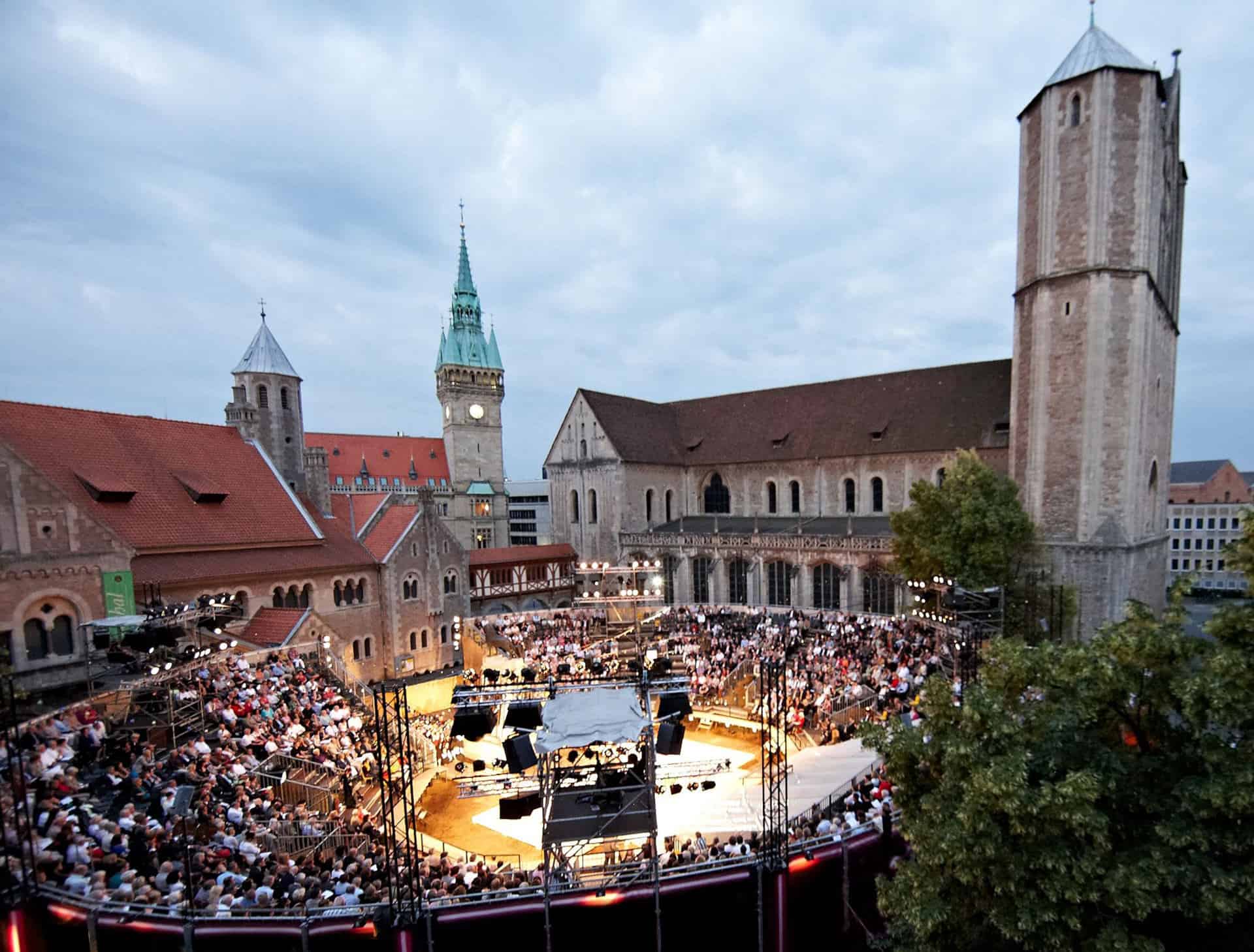 Im Sommer des nächsten Jahres wird „Der Freischütz“ auf dem Burgplatz gezeigt. // Foto: Staatstheater / Karl-Bernd Karwasz