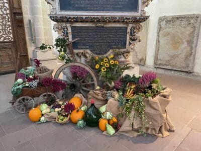 Zum Erntedankfest geschmückte Klosterkirche. Foto: Der Löwe