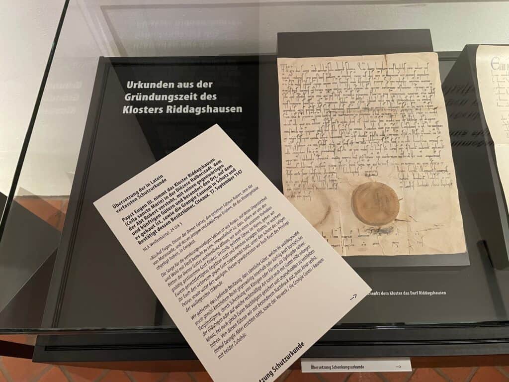 Gründungsurkunden mit Übersetzungen. Foto: Der Löwe
