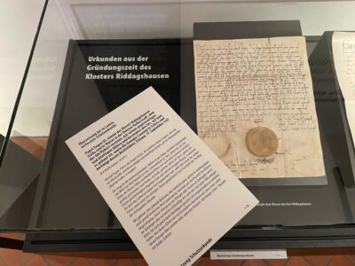 Gründungsurkunden mit Übersetzungen. Foto: Der Löwe