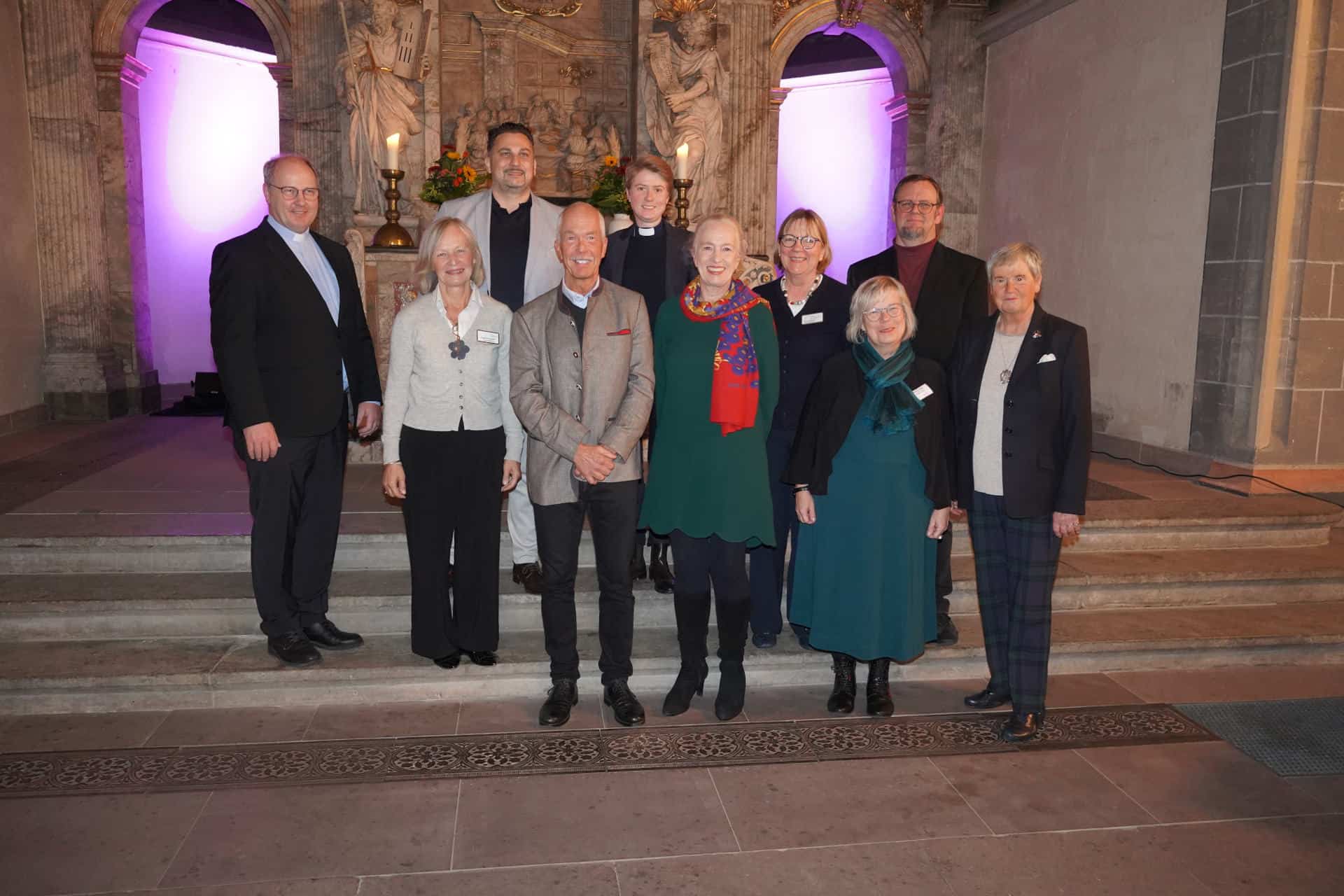 Sie gestalteten den Jubiläums-Gottesdienst und -Empfang: hinten von links: Propst Martin Tenge, Suat Durgut, Dr. Vanessa Viehweger, Mitte von links: Angelika Augustin, Dr. Rainer Prönneke, Erika Borek, Petra Gottsand, Karsten Wenzig und vorn von links: Britta Lange, Renate Wagner-Redding. Foto: Hospiz Stiftung für Braunschweig