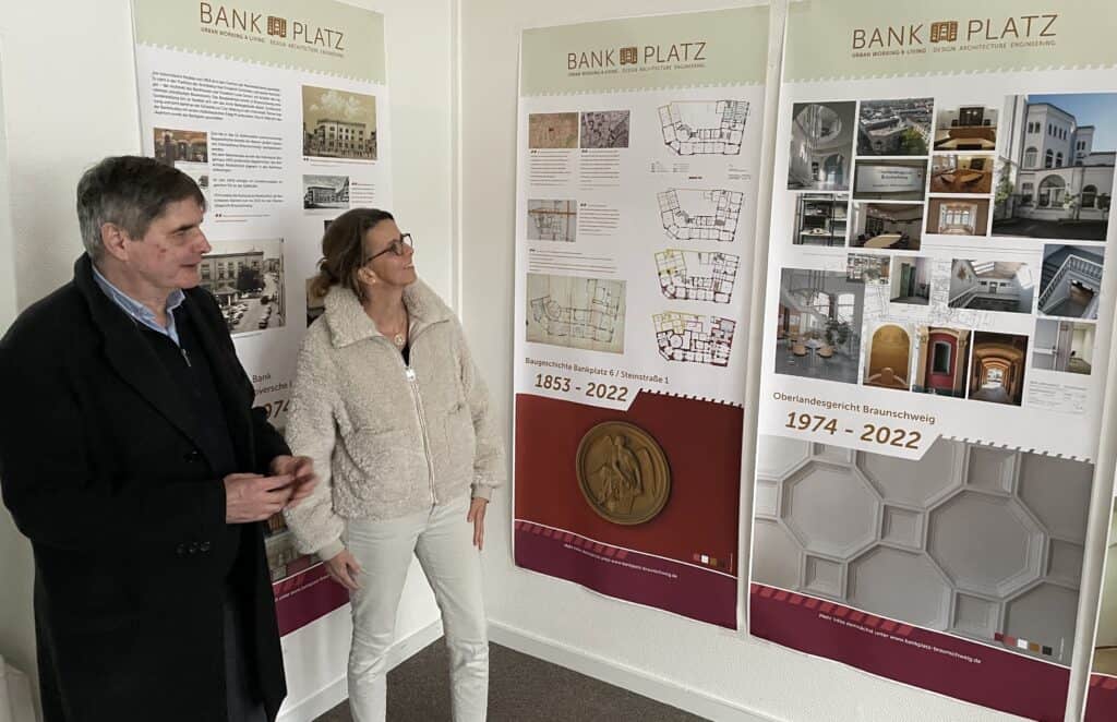 Architektin Julia Hidde und Bauhistoriker Elmar Arnhold erläutern das Projekt. Foto: Der Löwe