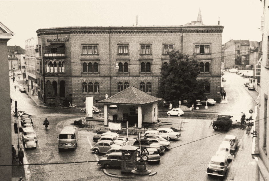 Blick über den Bankplatz nach Westen mit Tankstelle vor dem Bankgebäude, vor 1971. Foto: Stadtarchiv