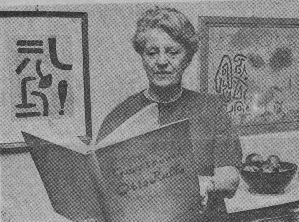 Käte Ralfs mit dem Gästebuch Otto Ralfs. Braunschweiger Presse, 25.10.1968, Fotograf unbekannt