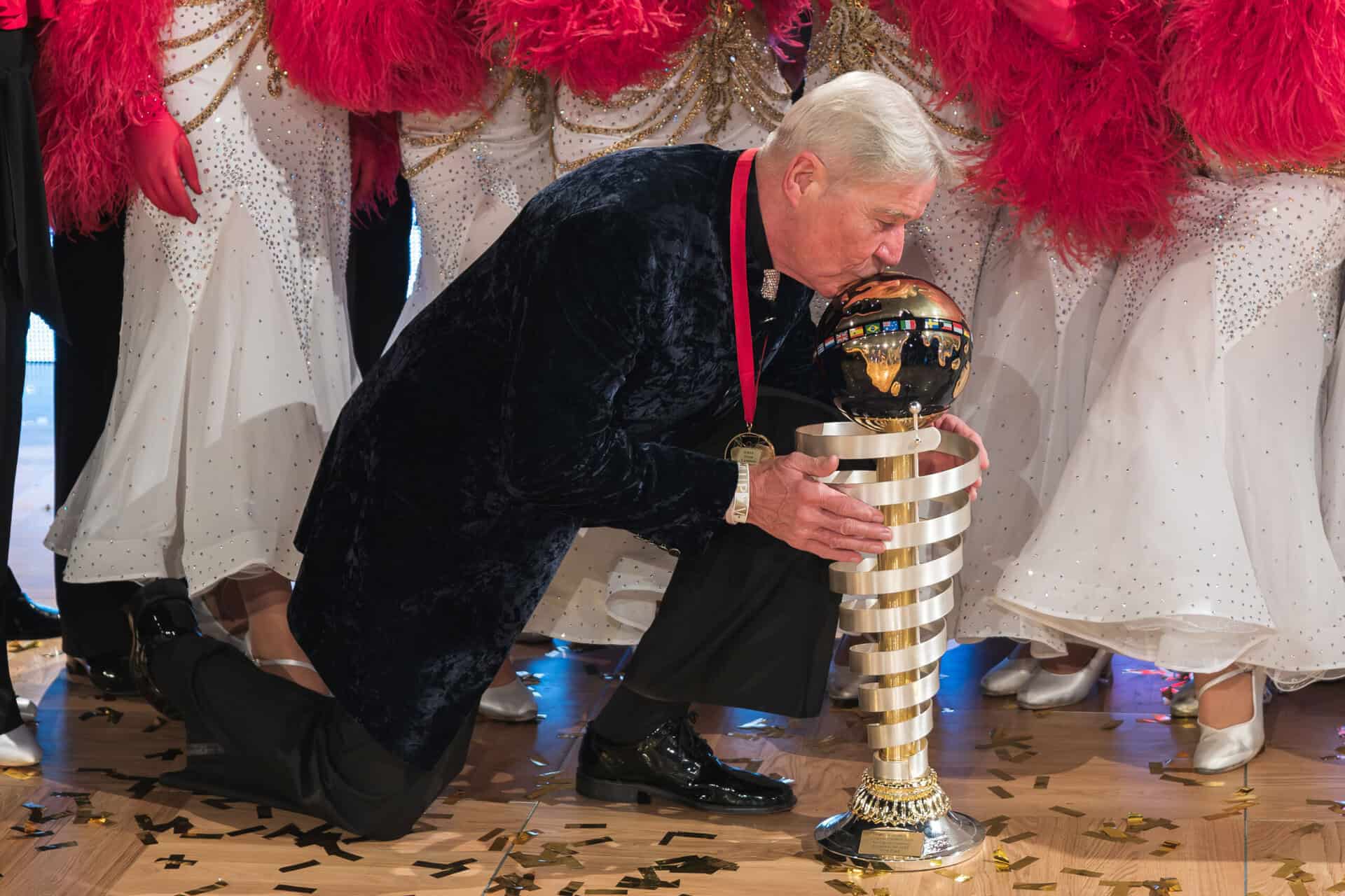 Rüdiger Knaack mit der WM-Trophäe 2025. Foto: privat