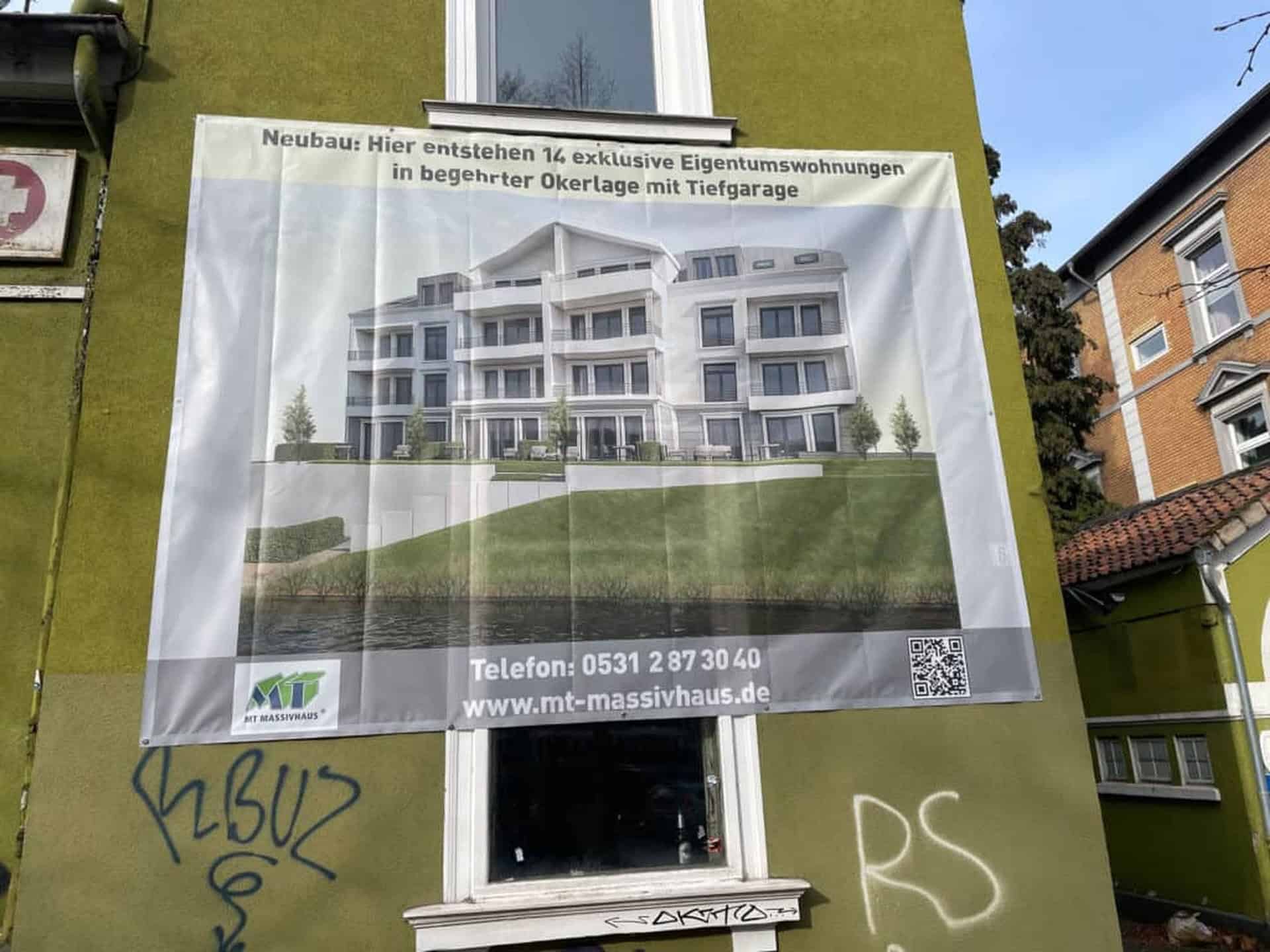 Mit diesem Plakat wirbt ein Investor für seinen Neubau anstelle einer Wallring-Villa. Foto: Der Löwe