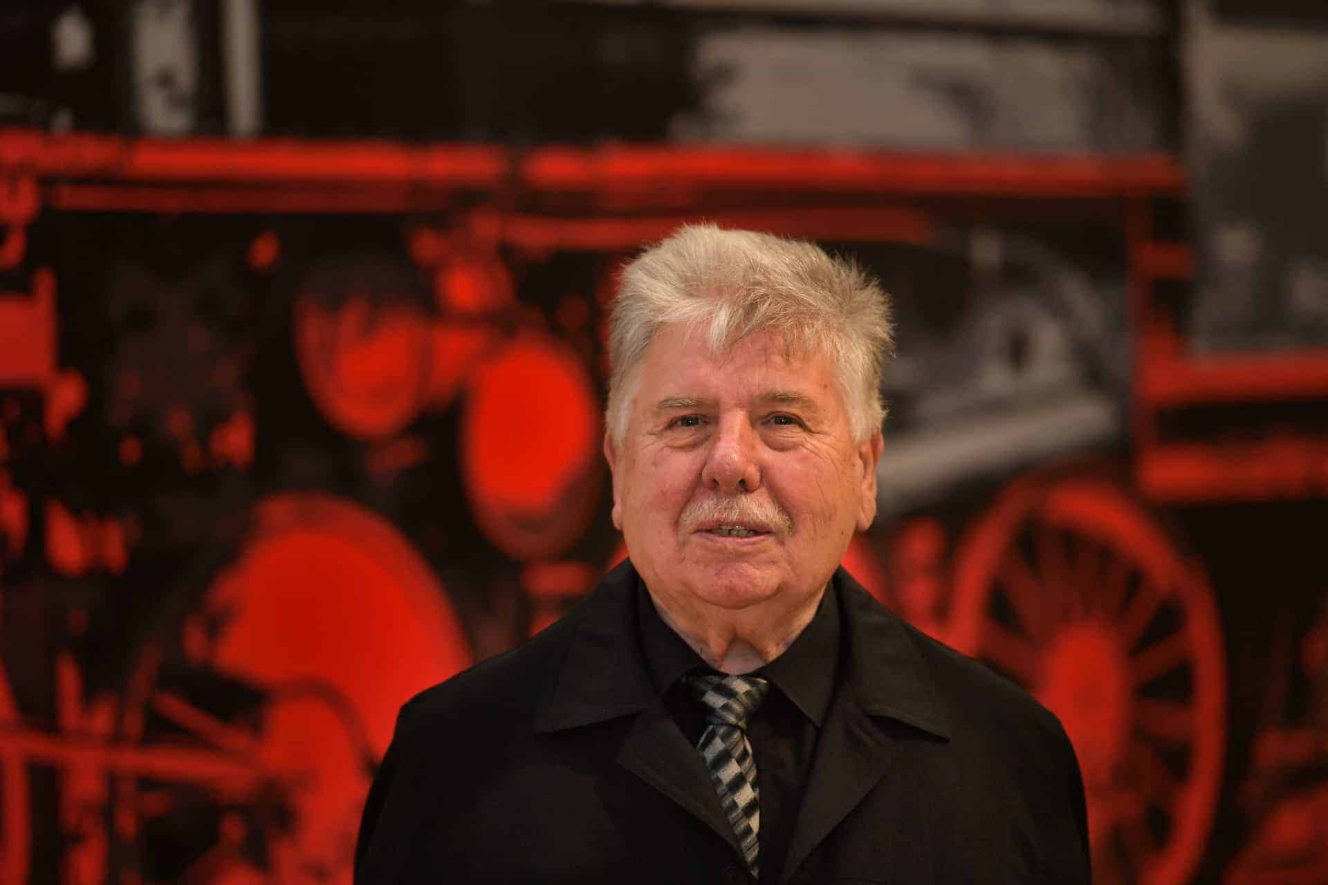 Gerd Winner vor seiner „Lokomotive“ im Städtischen Museum Braunschweig im Jahr 2016. Foto: Andreas Greiner-Napp