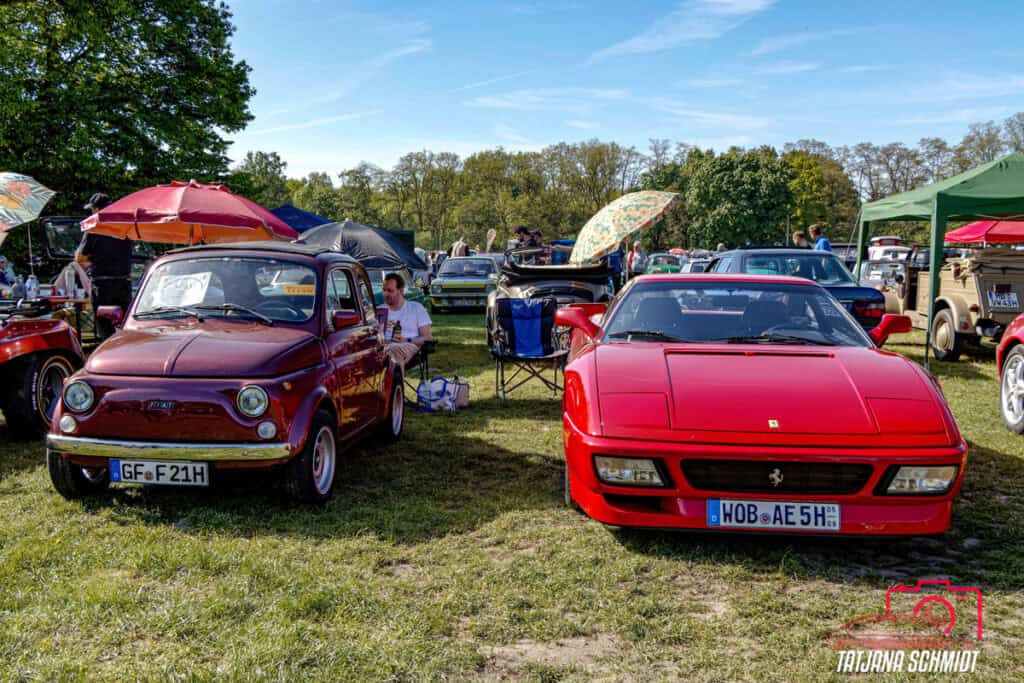 Gegensätze ziehen sich an: Fiat 500 und Ferrari. Foto: Tatjana Schmidt