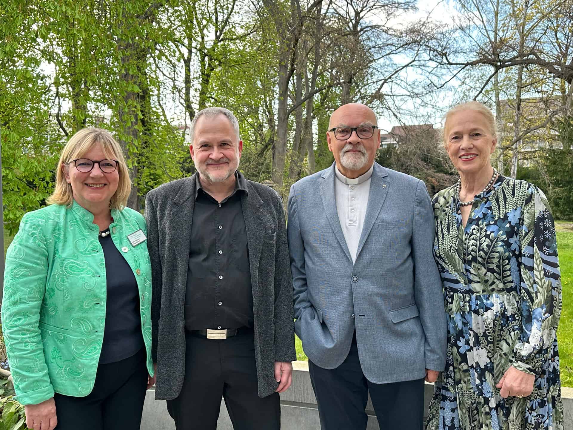 Beim Frühlingsempfang im Hospiz „Am Hohen Tore“: (von links) Petra Gottsand, Geschäftsführerin, Arzt i.R. Dirk Wellmann, Pastor i.R. Joachim Hempel und Erika Borek, Vorstandsvorsitzende der Hospiz Stiftung für Braunschweig. Foto: Der Löwe