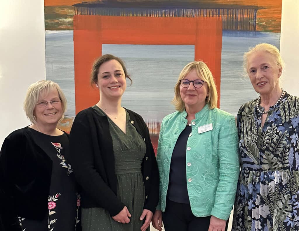 Geschäftsführerin Annika Hinterland und Britta Lange, fachliche Leiterin und leitende Koordinatorin, vom Verein Hospizarbeit in Braunschweig mit Petra Gottsand und Erika Borek. Foto Der Löwe