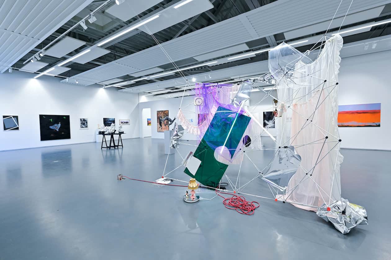 Blick in die Ausstellung mit einer Installation von Manela Karin Knaut. Foto: Andreas Greiner-Napp