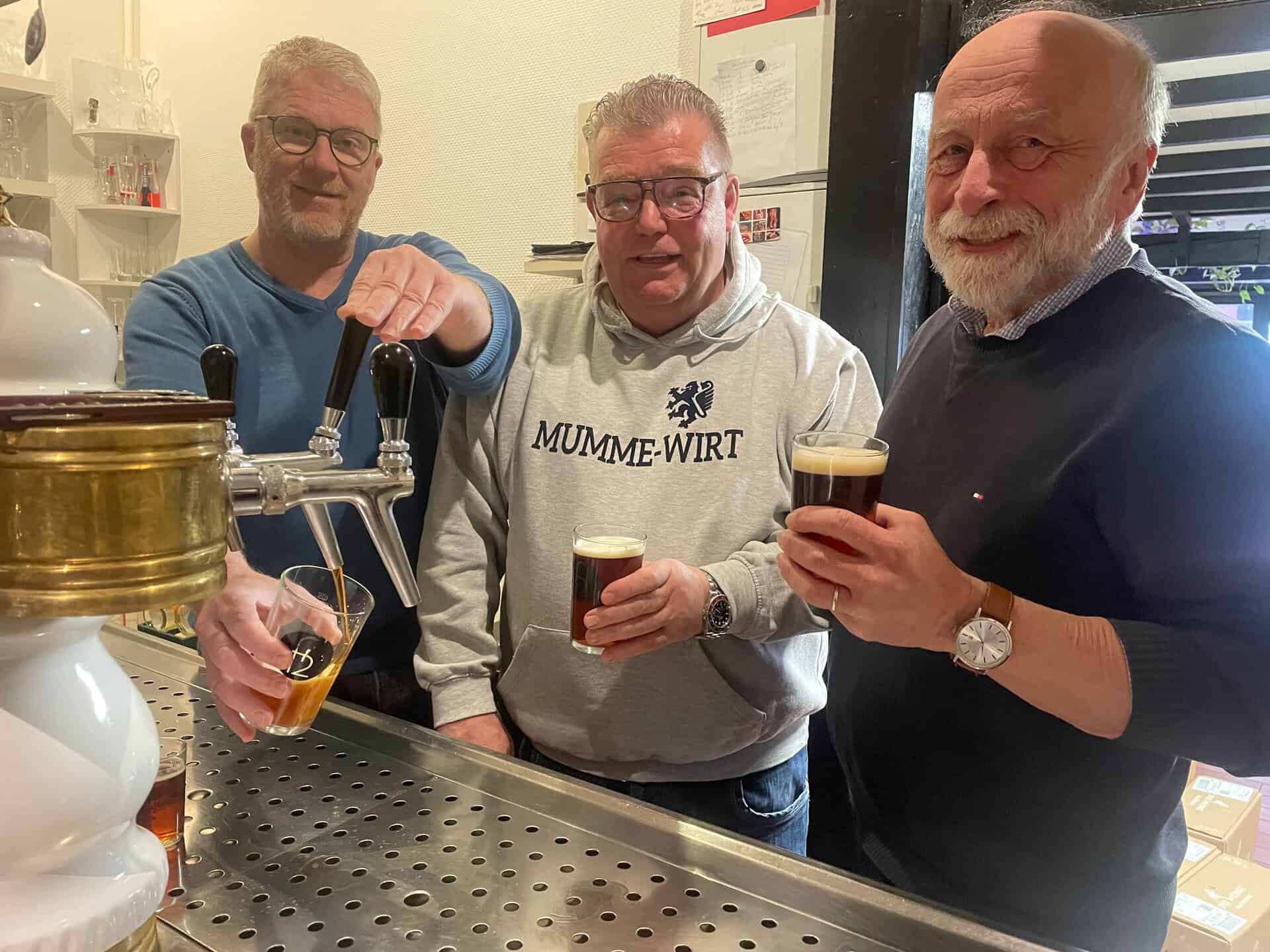 Gastwirt Sven Stöhr, Mumme-Wirt Andreas Beinhorn und Gästeführer Thomas Ostwald testen das Mumme-Bier vom Fass. Foto: der Löwe