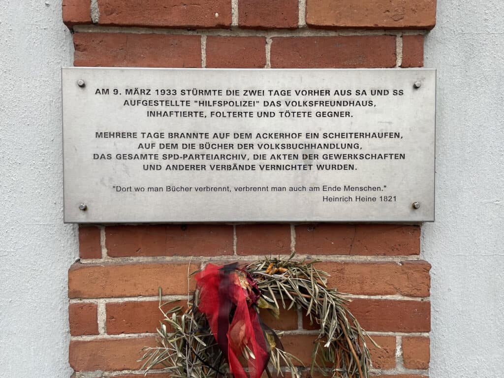 Gedenkplatte am Volksfreundehaus. Foto: der Löwe