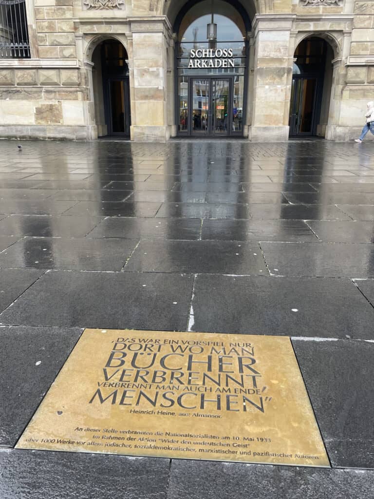 Erinnerungstafel vor dem Schloss. Foto: der Löwe