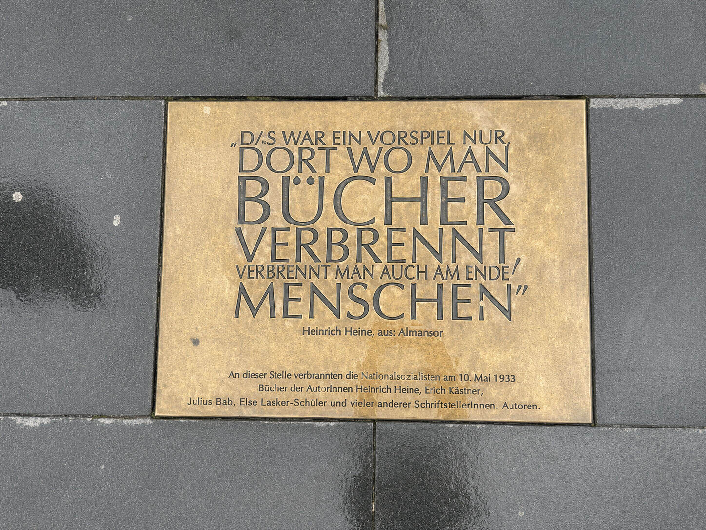 Gedenkplatte auf dem Schlossplatz. Foto: der Löwe