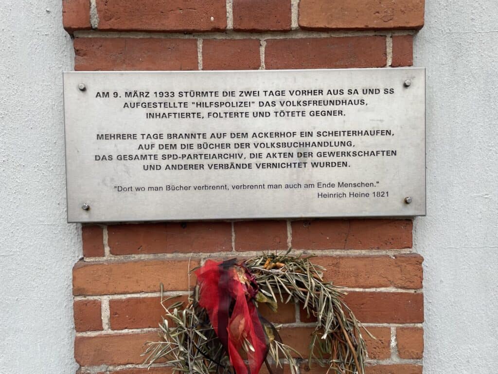 Gedenkplatte am Volksfreundehaus. Foto: der Löwe