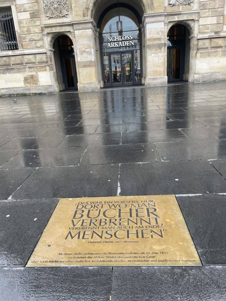 Erinnerungstafel vor dem Schloss. Foto: der Löwe