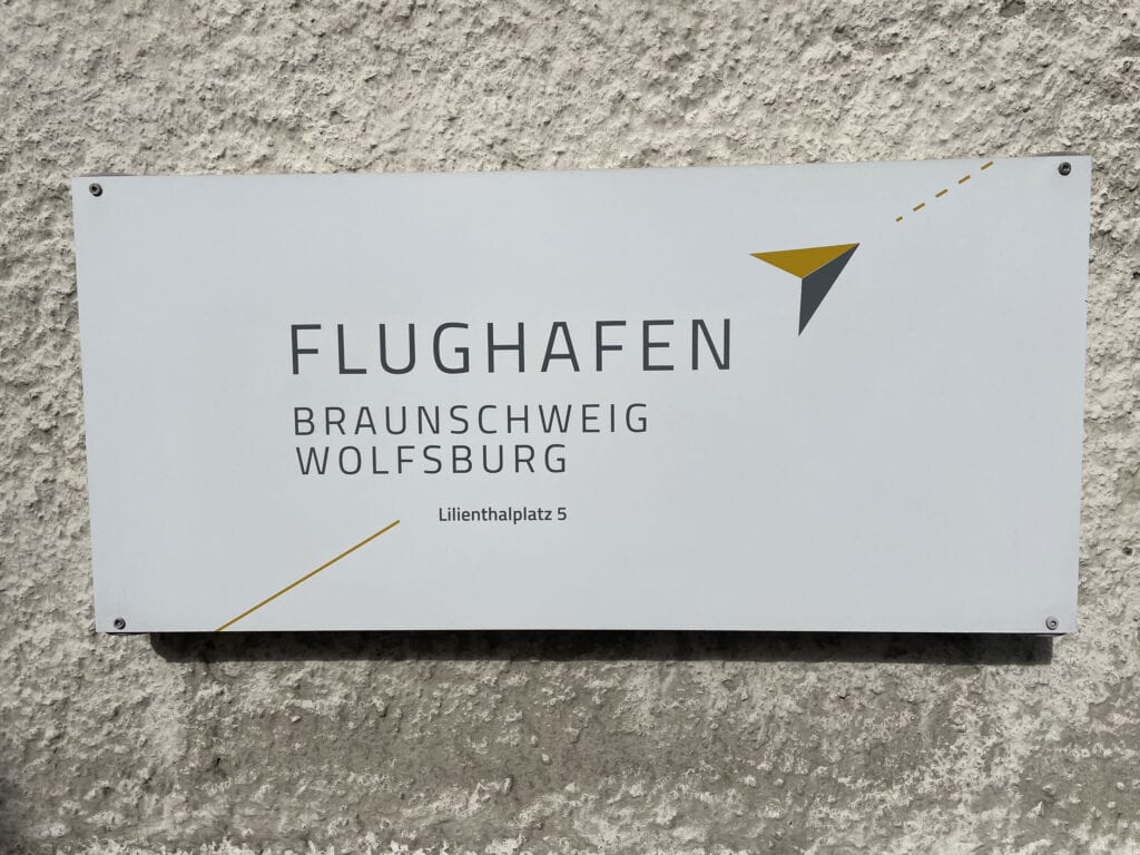 Schild am Nebeneingang. Foto: der Löwe