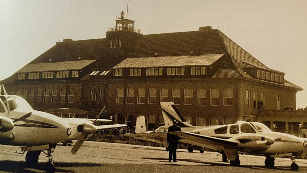 In den 1970er Jahren wurde der Flughafen vor allem von Sportfliegern und Fallschirmspringern genutzt. Foto: Archiv Flughafen Braunschweig-Wolfsburg / Screenshot aus „Fliegen und Forschen“