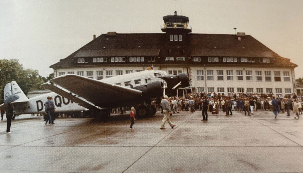 1987 war eine Ju52 zu Gast. Foto: Archiv Flughafen Braunschweig-Wolfsburg / Screenshot aus „Fliegen und Forschen“