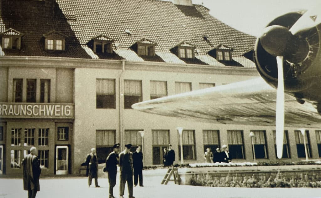 Eine Heinkel HE 111 der Lufthansa war eine der ersten Verkehrsmaschinen, die auf dem Flughafen Waggum landete. Foto: Archiv Flughafen Braunschweig-Wolfsburg / Screenshot aus „Fliegen und Forschen“