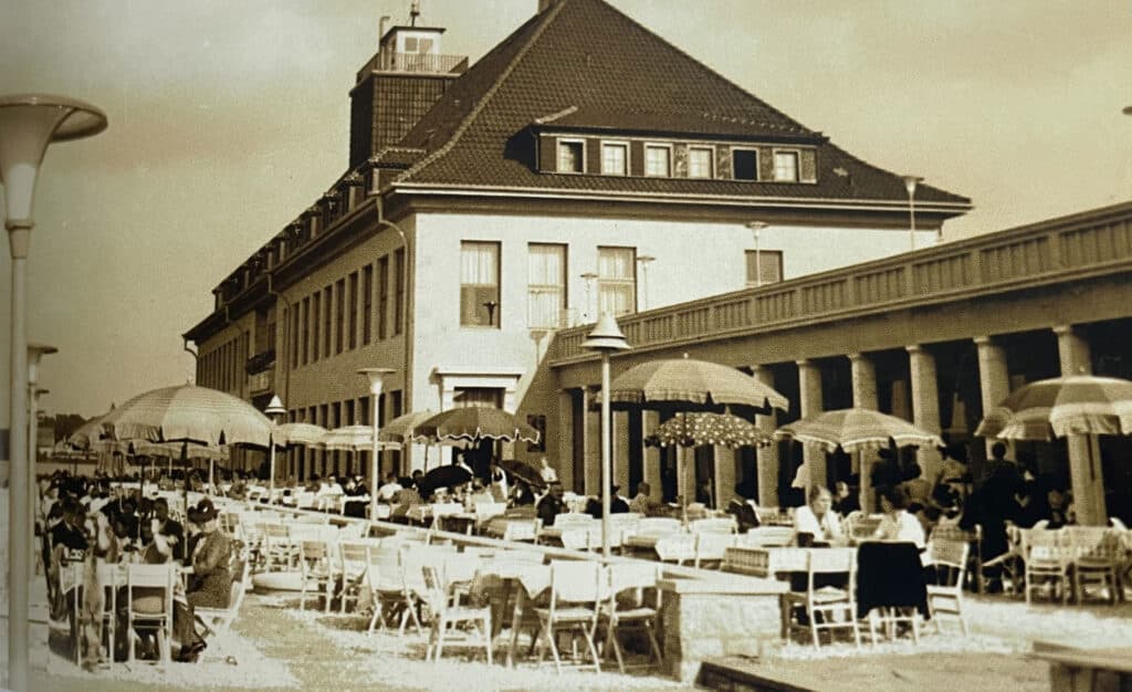 Die Terrassen am Flugfeld wurden schnell zu einem Anziehungspunkt für Braunschweigerinnen und Braunschweiger. Foto: Archiv Flughafen Braunschweig-Wolfsburg / Screenshot aus „Fliegen und Forschen“