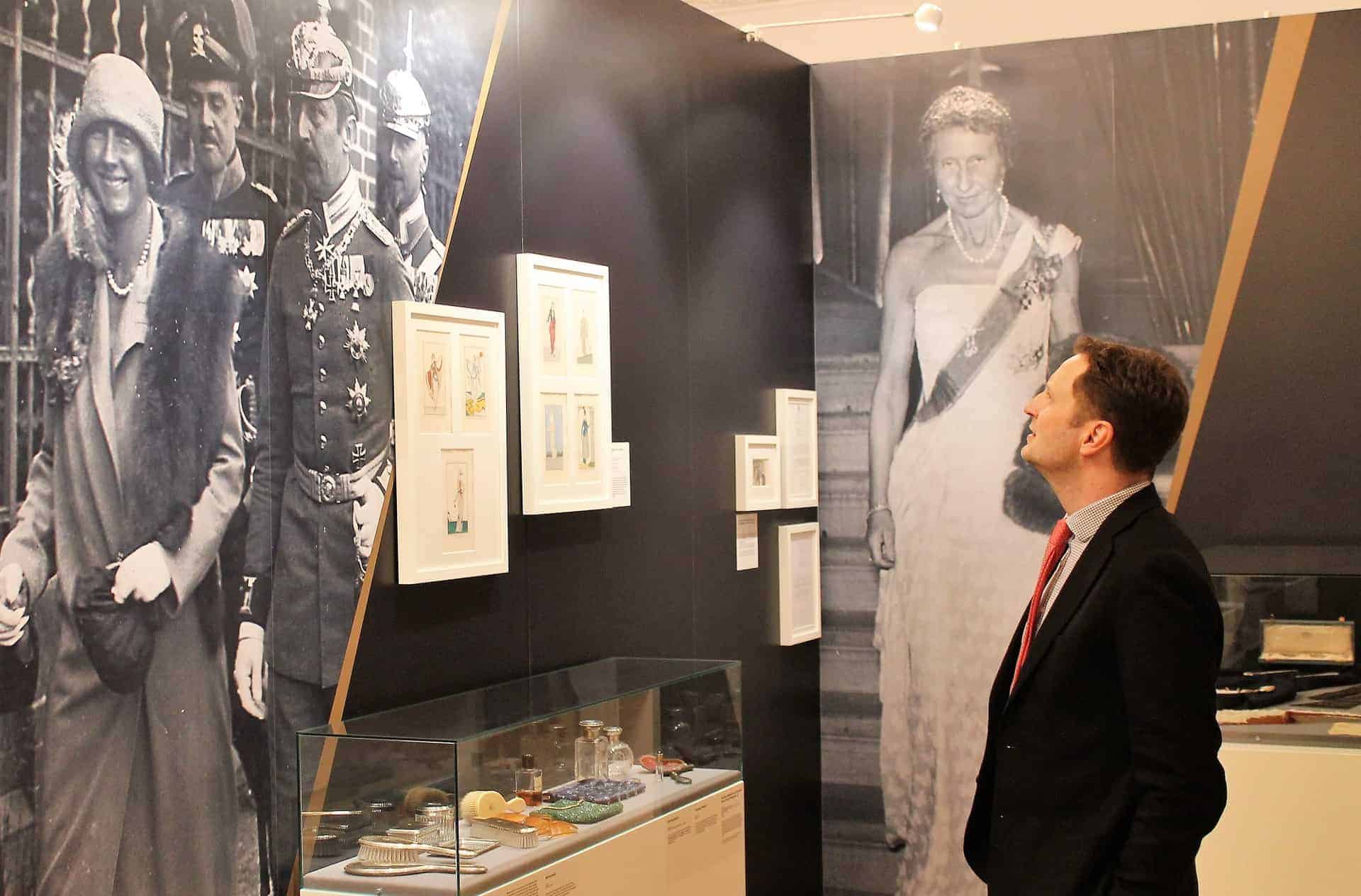 Die Sonderausstellung „Victoria Luise – ein Leben, zwei Welten“, hier Georg Friedrich Prinz von Preußen beim Besuch, zählt zu den bislang erfolgreichsten im Schlossmuseum Braunschweig. Foto: Schlossmuseum