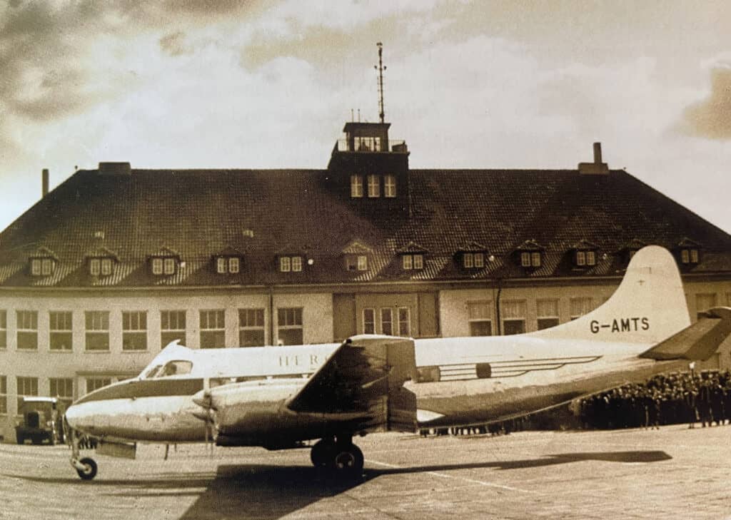 Eine englische Maschine war das erste viermotorige Flugzeug, das nach dem Krieg in Waggum landete. Foto: Archiv Flughafen Braunschweig-Wolfsburg / Screenshot aus „Fliegen und Forschen“