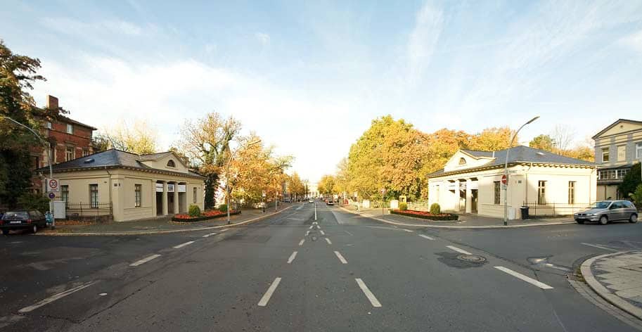 Die Helmstedter Straße mit den Torhäusern. Foto: Karl-Heinz Löffelsend