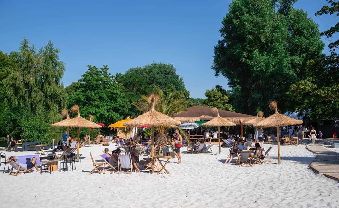 Strandbar „Grinsekatz“ an der Oker. Foto: Grinsekatz / Verein Kulturzelt e. V.