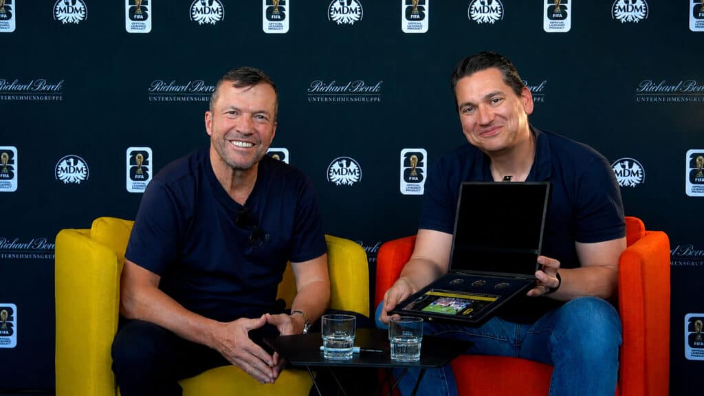 Lothar Matthäus mit offiziellem FIFA WM-Münzen-Set. Rechts MDM-Mitarbeiter Christian Salzmann. Foto: MDM