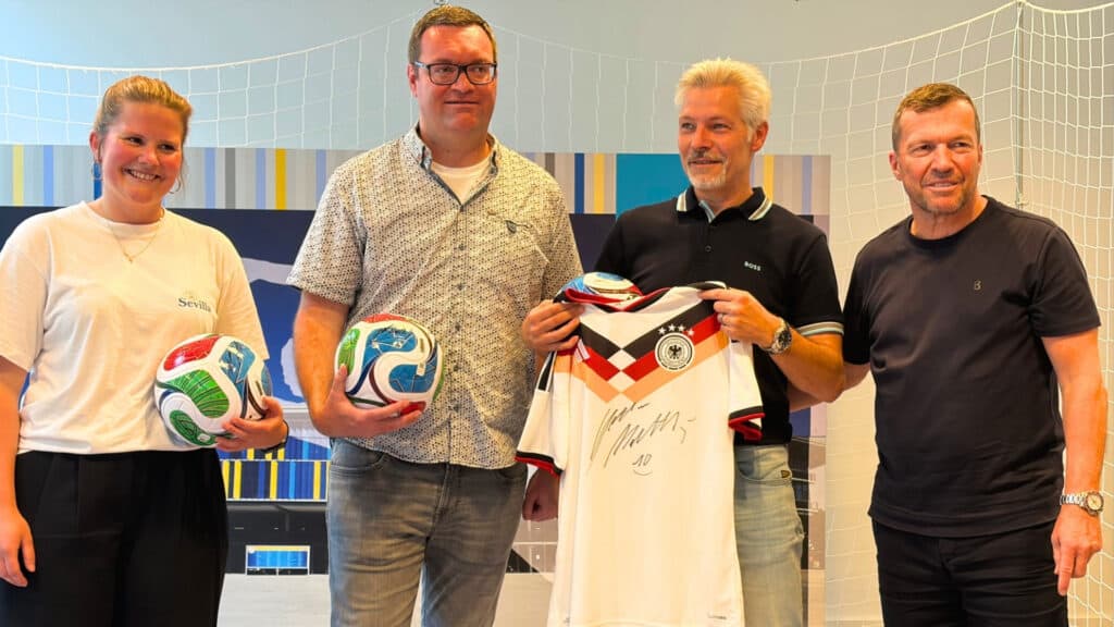 Finalisten Torwandschießen (v. l. Julia Sperfeld, Carsten Engel, Lothar Matthäus, Roman Hoffmann). Foto: MDM