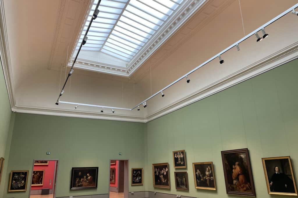 Für die Oberlichter in der Gemäldegalerie fehlt noch die geeignete Lösung, um die Hitze draußen zu halten. Foto: der Löwe