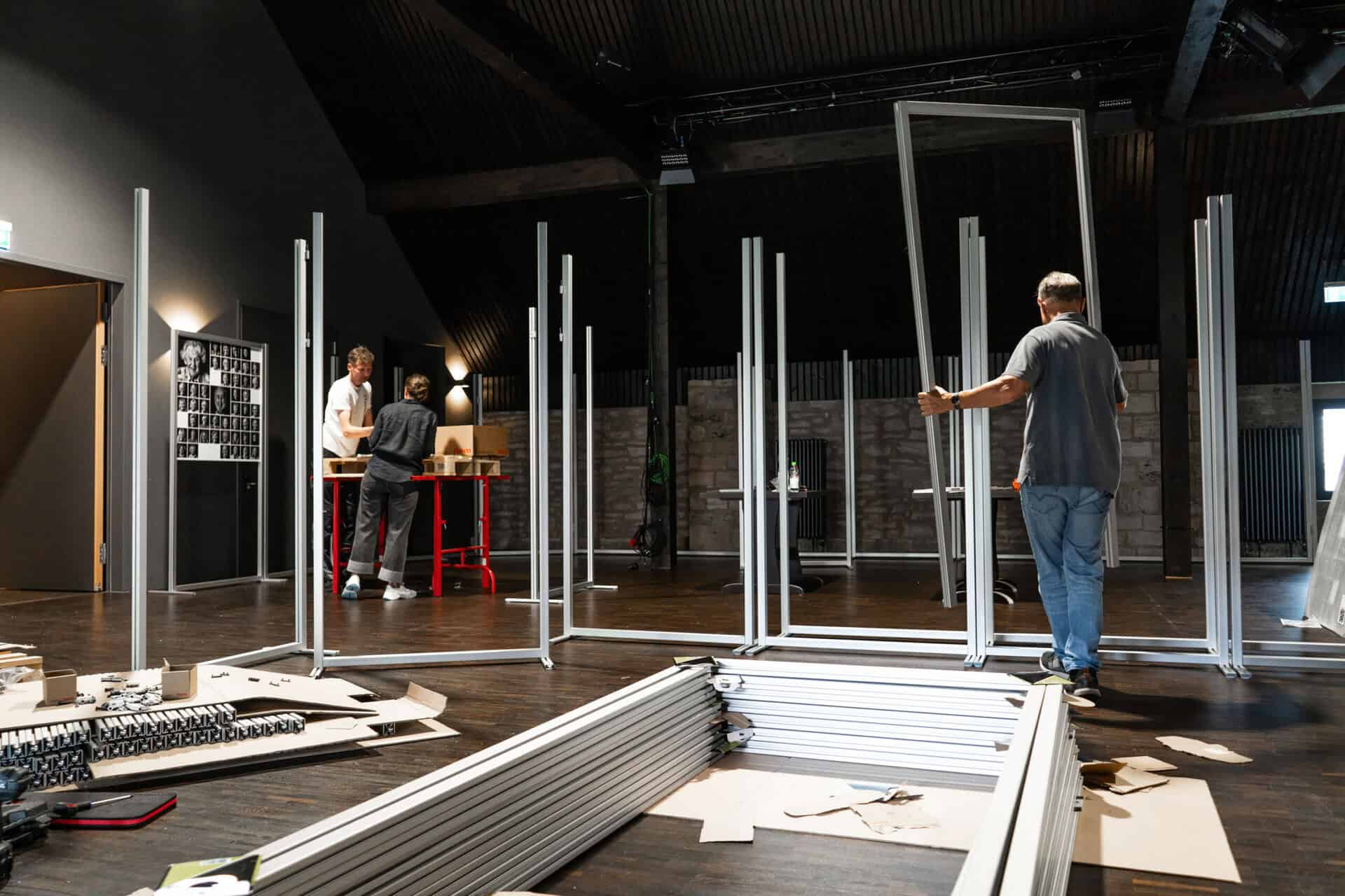 Aufbau in den früheren Stallscheunen Sankt Leonhard. Foto: manyFACES