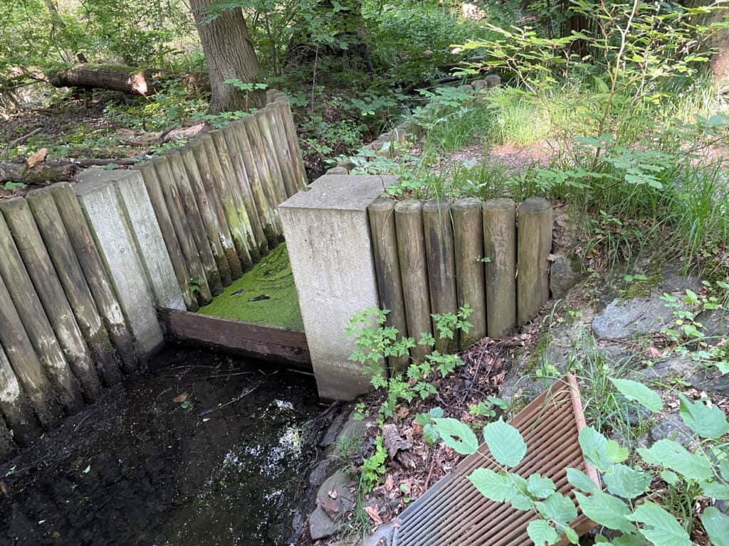 Einige Stauwehre wurden bereits instandgesetzt. Foto: der Löwe