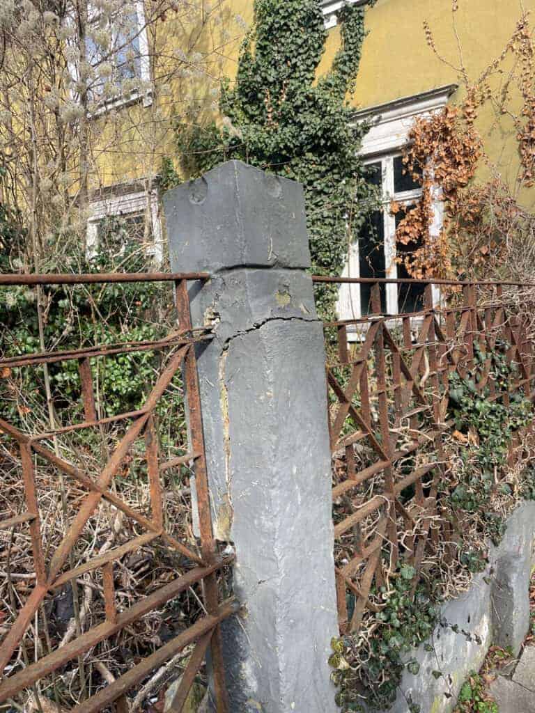 Steht auch unter Denkmalschutz: der Zaun. Foto: Der Löwe