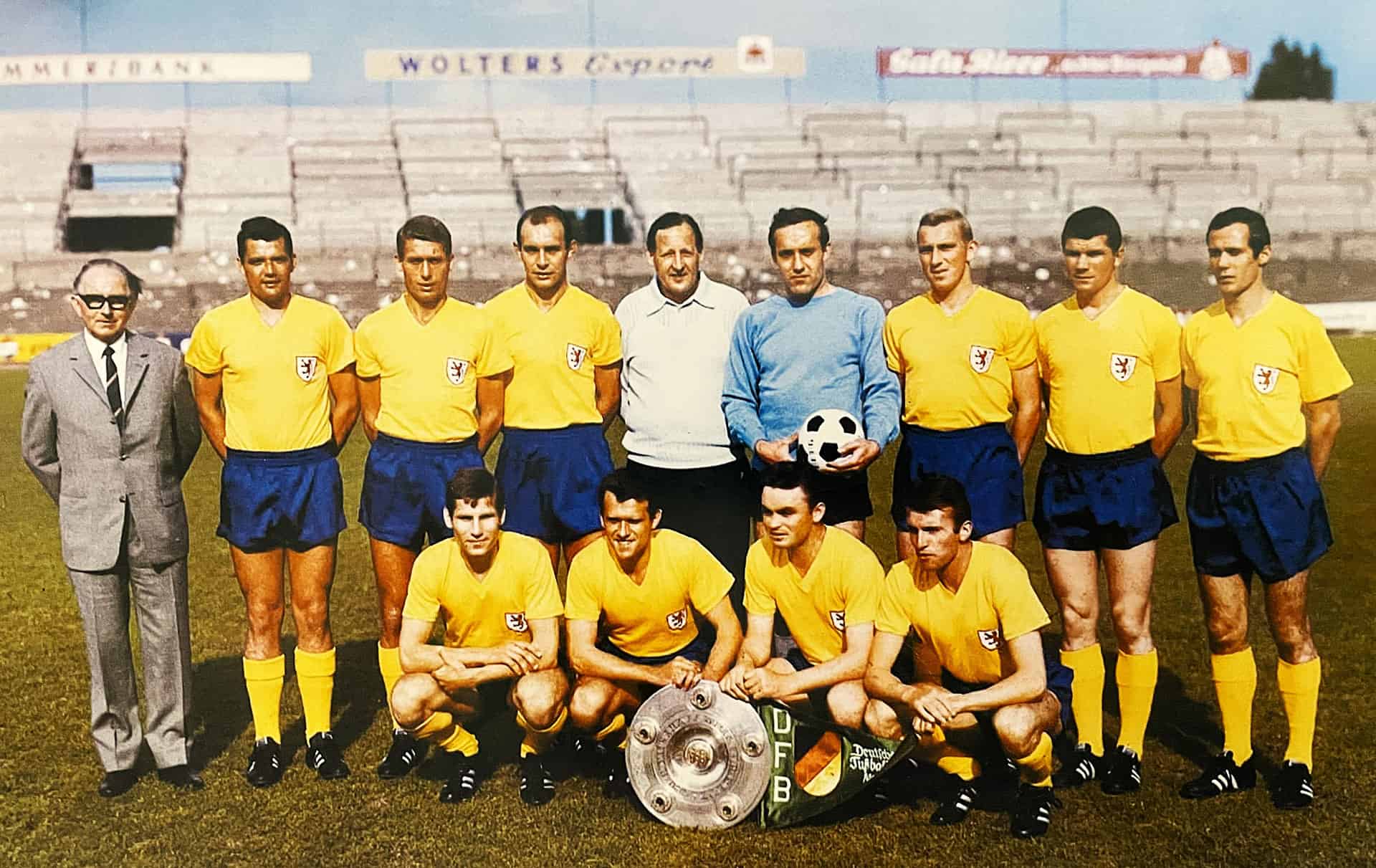 Eintrachts Meistermannschaft in Blau und Gelb: (obere Reihe von links) Präsident Ernst Fricke, Hans-Georg Dulz, Jürgen Moll, Joachim Bäse, Trainer Helmuth Johannsen, Horst Wolter, Peter Kaack, Lothar Ulsaß, Erich Maas, (untere Reihe von links) Klaus Gerwien, Walter Schmidt, Gerd Saborowski und Klaus Meyer. Foto: Archiv Ralph-Herbert Meyer.