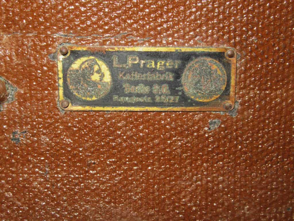 Unteres Firmenschild von „L. Prager, Kofferfabrik, Berlin, Rungestraße.