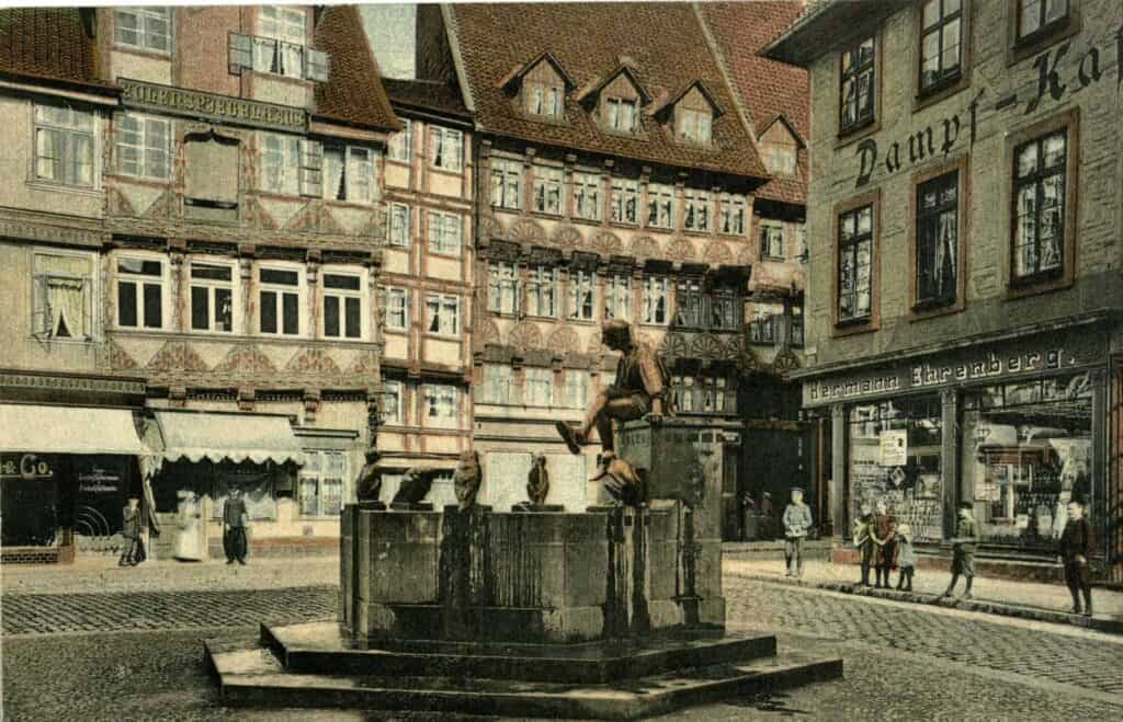 Der von der Familie Meyersfeld gespendete Eulenspiegelbrunnen auf einer kolorierten Postkarte, um 1941. Foto: Stadtarchiv
