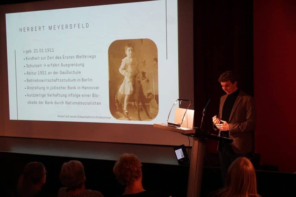 Präsentation der Dokumentation der Familie Meyersfeld durch Kollegiatinnen und Kollegiaten des Braunschweig Kollegs im Roten Saal des Schlosses. Foto: Stolpersteine für Braunschweig
