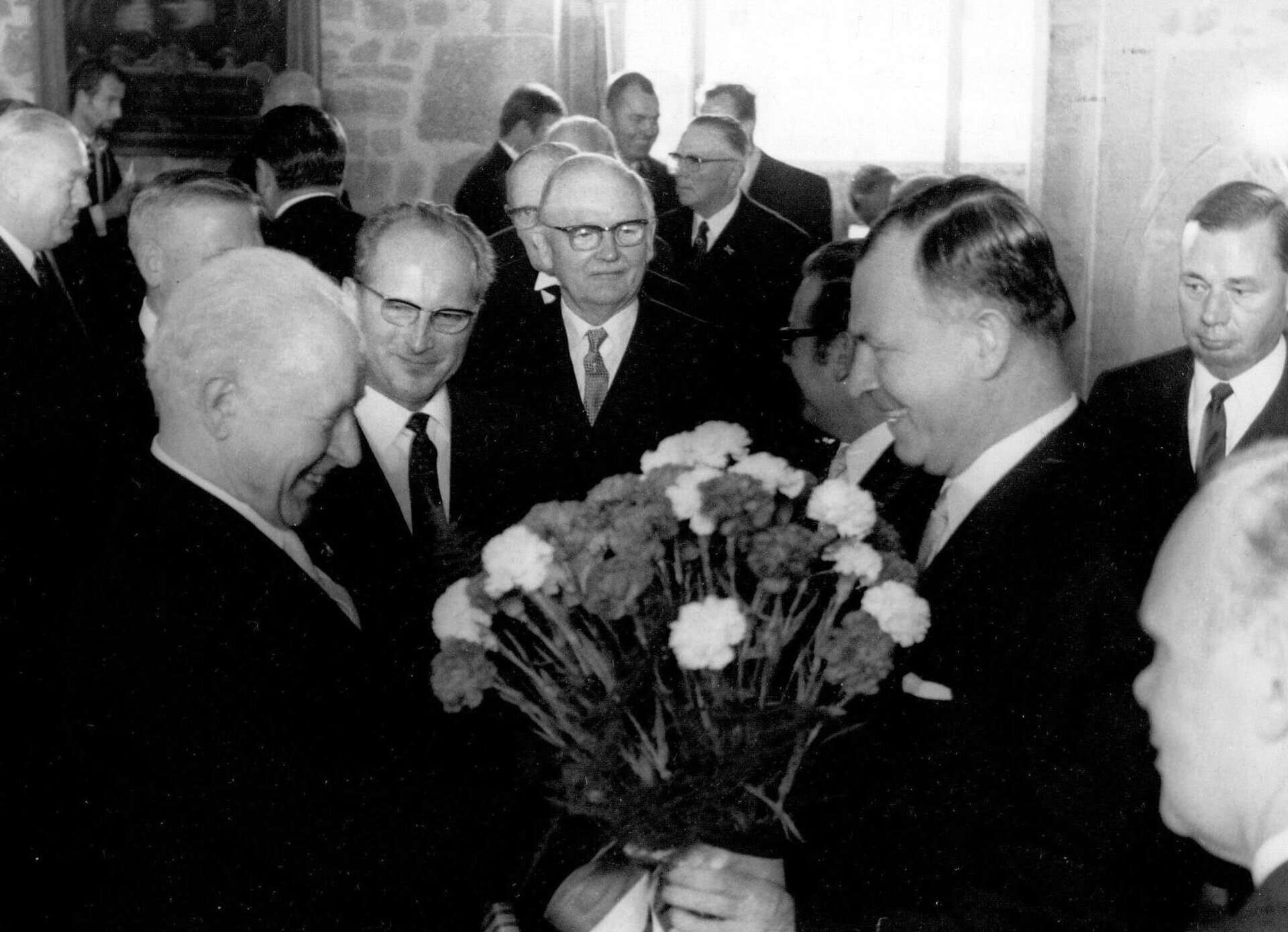 Otto Bennemann (vorn links) wurde 1968 Ehrenbürger der Stadt Braunschweig, rechts der damalige Oberstadtdirektor Hans-Günther Weber. Foto: Stadtarchiv