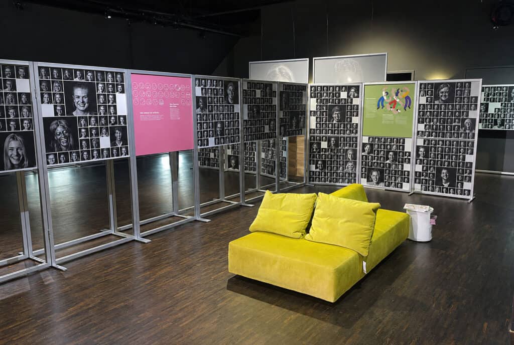Blick in die Ausstellung. Foto: der Löwe