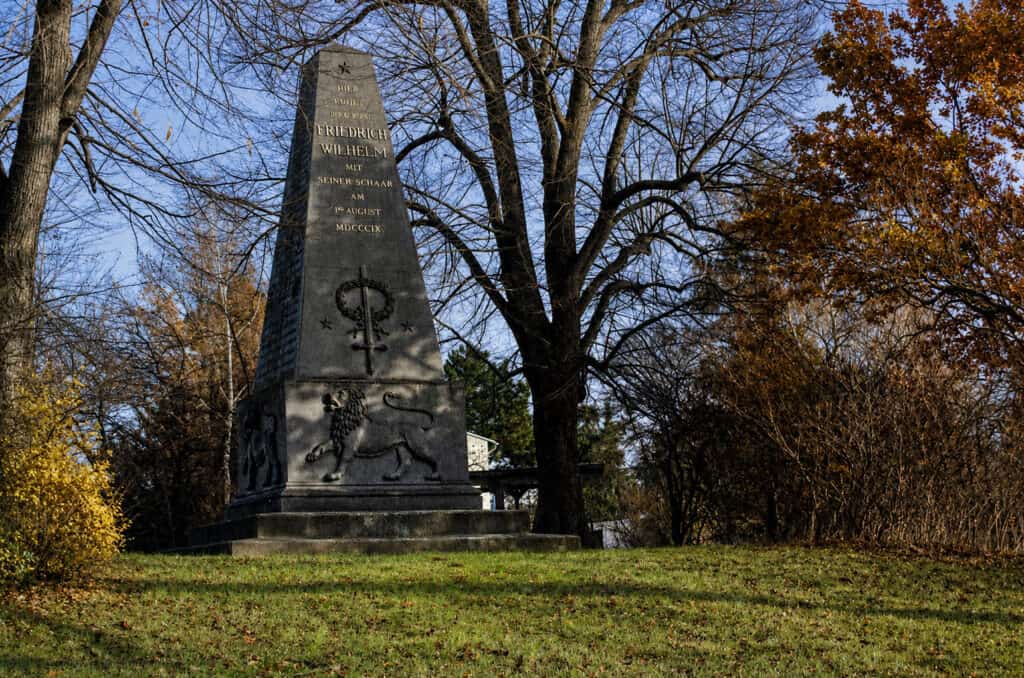 Obelisk zur Erinnerung an das Gefecht bei Ölper 1809 an der Celler Straße, Foto: Henning Steinführer