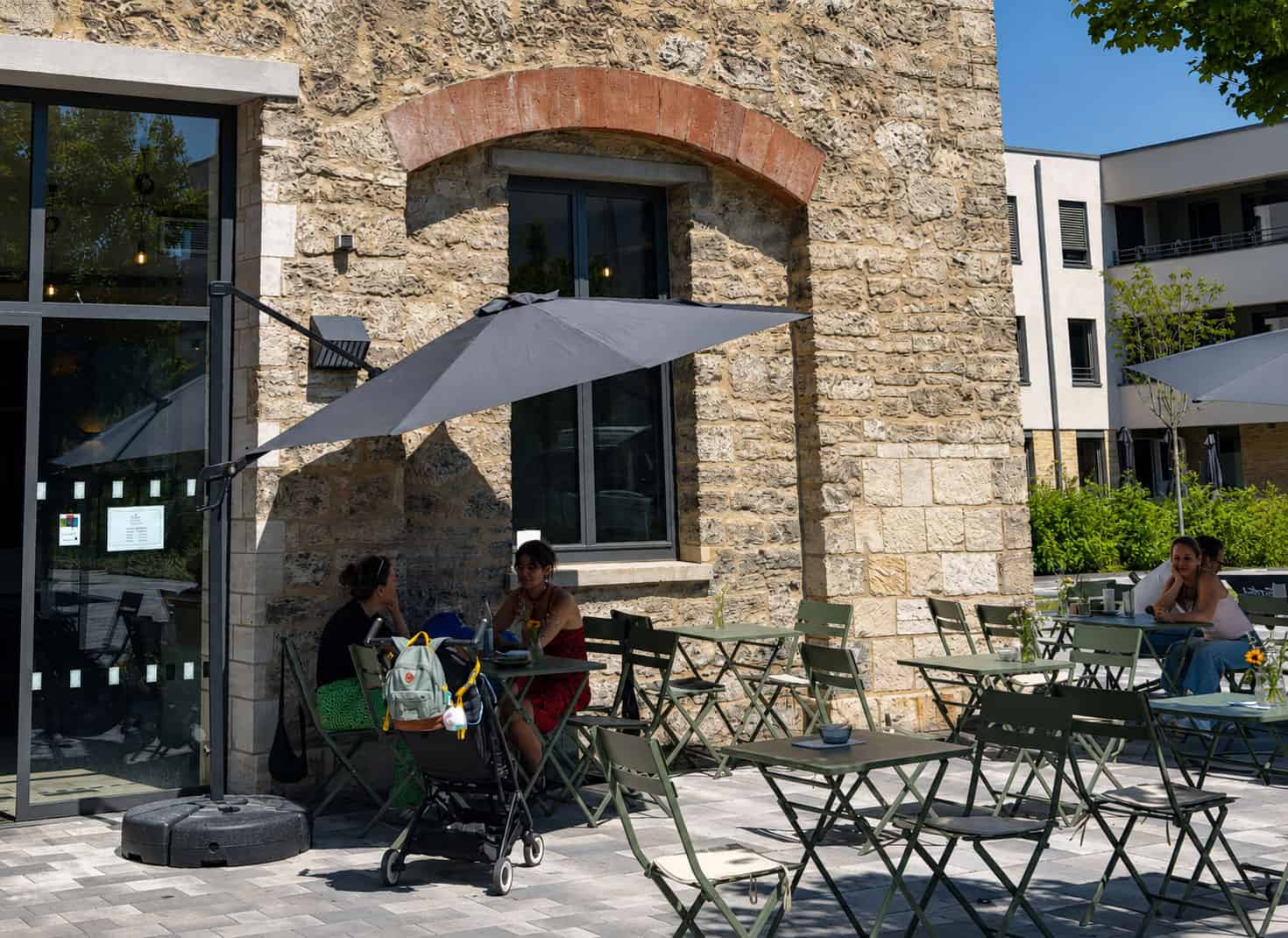 Das Ambiente der sanierten Stallscheunen in Sankt Leonhard macht das Pop-up-Café zu etwas Besonderem. Foto privat