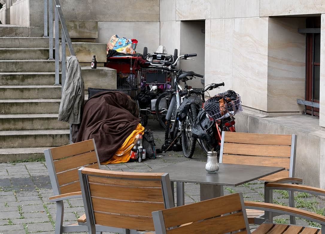 Kein schöner Anblick hinter der Schlosstreppe. In unmittelbarer Nähe befindet sich Außengastronomie. Foto: privat